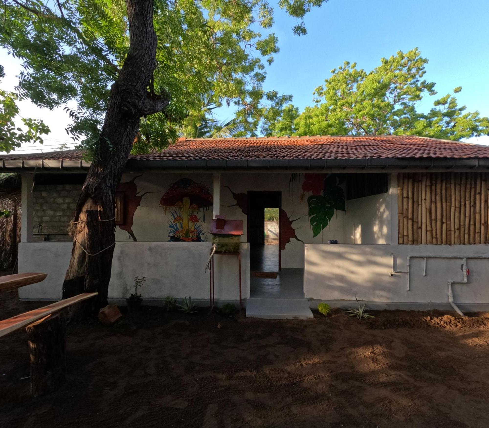 C U Hostel Тринкомали Экстерьер фото